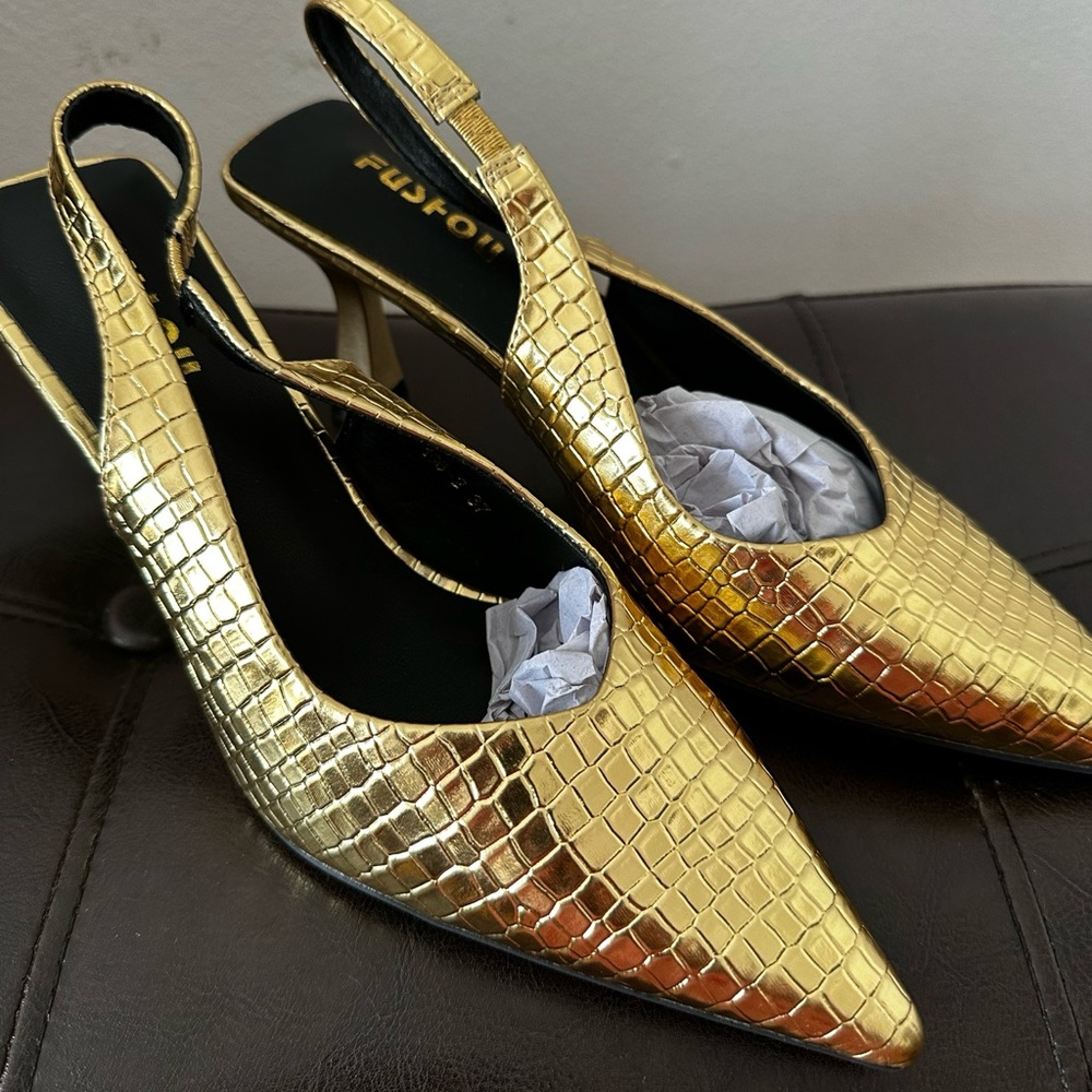 Fustion Shoes Gold new never worn